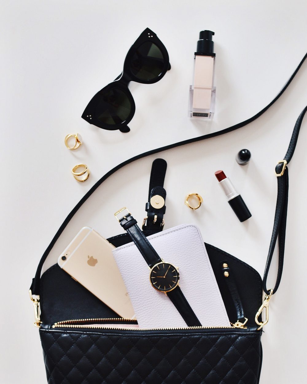 8 Essential Things to Always Keep in Your Handbag